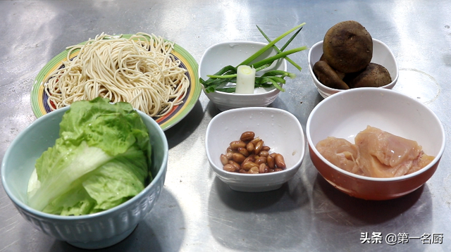 香菇鸡肉面的做法，1把面条1块鸡肉3颗香菇
