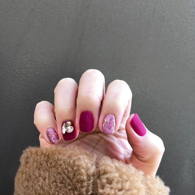 秋天指甲做什么颜色显白，适合冬天显白的指甲颜色（难怪女星大咖们都超爱）