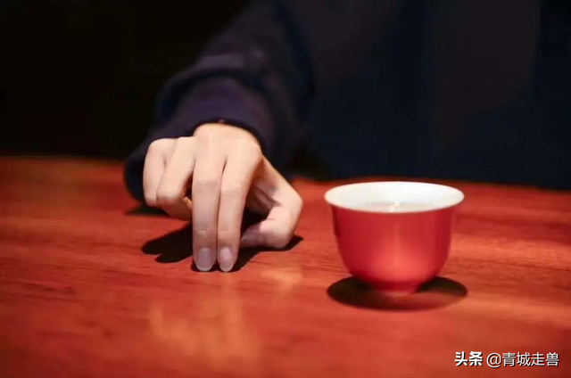 叩手礼手势图，叩手礼正确手势（倒茶时：对方敲桌子你也跟着敲）