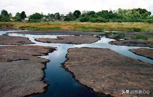 天然沥青湖，沥青湖是怎样形成的（这片湖深不见底却没有水）
