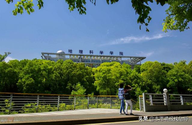 西南大学怎么样，西南大学怎么样？西南大学属于什么档次的211高校（唯一不带师范2字的部属师范大学）