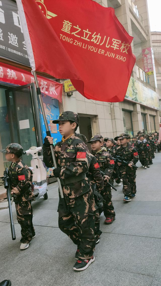 安全教育视频小学生幼儿园，幼儿园大班安全教育（童军连军警课讲解幼儿六大安全教育）