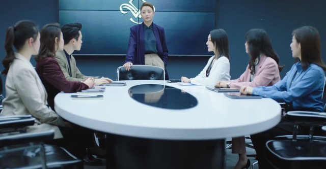 《正青春》首播，吴谨言悬浮让人出戏，殷桃像得罪了造型师