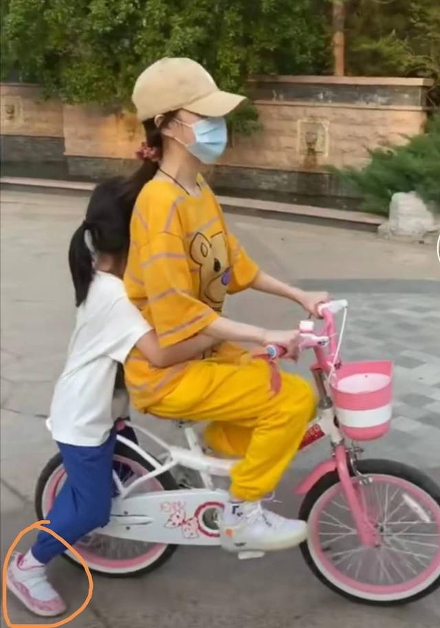 李小璐多大年纪，李小璐多大（38岁李小璐骑儿童车扮嫩）