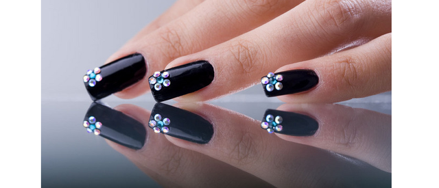 如何卸指甲油来跟给家过过招，怎么在家卸指甲油（怎样在家里轻松卸指甲油）