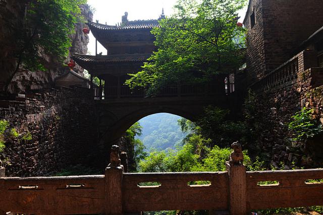 僧、尼、道共居一山修行  承德丰宁白云古洞景区，僧、尼、道共居一山修行（有一桥飞架两山之间的千年古刹）