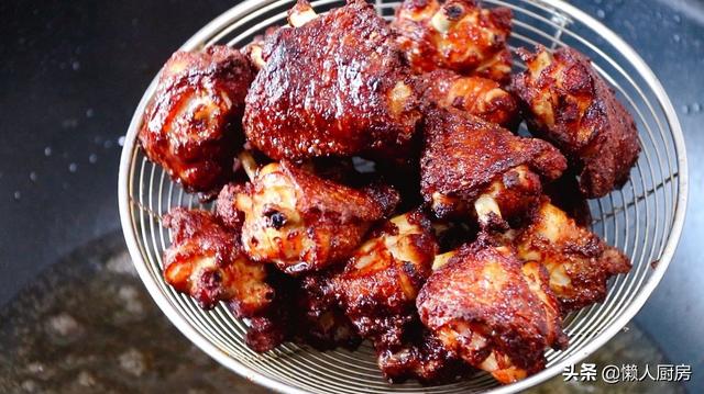 鸡翅煲怎么做，鸡翅怎么炸才好吃（这是砂锅鸡翅煲的做法）