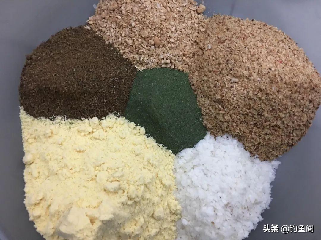 新手自学钓鱼饵料调配技巧，轻松配出高效诱鱼好饵