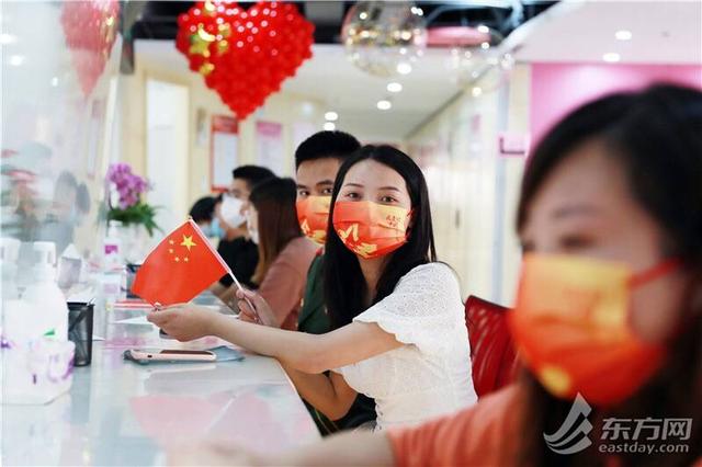 敬礼是左手还是右手，升国旗敬礼是左手还是右手（沪上新人以爱的名义与国同庆）