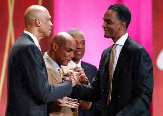 姚明的个人资料，姚明的个人资料简介 个人简历（照片显示他比2米31的穆雷桑还高）