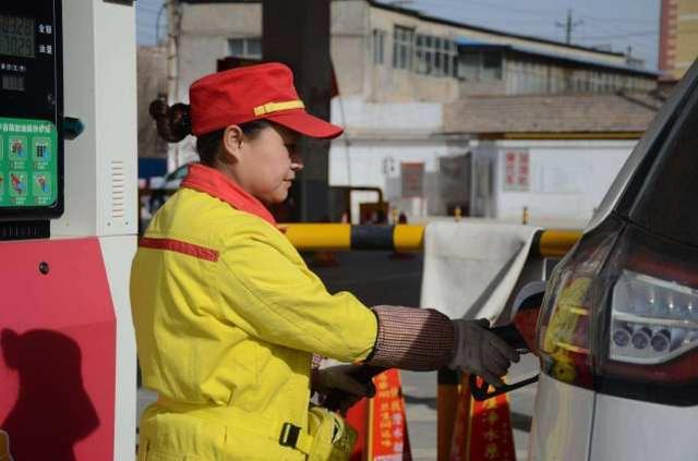 一吨汽油有多少升，一吨汽油有多少升97号油（真的是因为油桶贵了么）