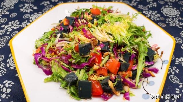 番茄炒松花蛋如何做，松花蛋蒜泥茄子的家常做法（应季而食平安度夏）