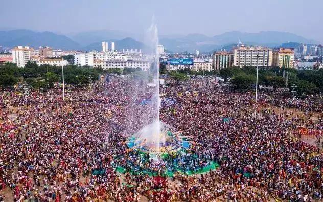 西双版纳傣族新年泼水，西双版纳风俗泼水节（版纳德宏万人泼水大PK）