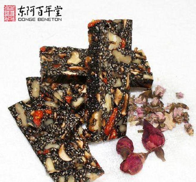 女人长期吃阿胶糕有什么功效，女人常吃阿胶糕有什么好处（阿胶糕对女人这么好）