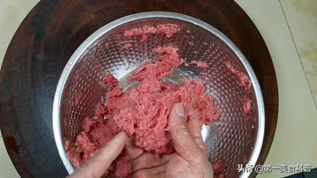 牛肉馅水饺怎么调馅好吃，牛肉饺子的馅怎么调才好吃（这才是牛肉馅饺子最经典做法）