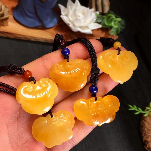 蜜蜡怎么鉴别，鸡油蜜蜡怎么鉴别（鉴别蜜蜡真假的10种方法）