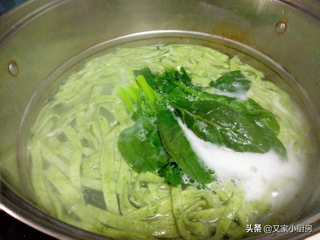 菠菜面的家常做法，教你在家做陕西特色面食菠菜面