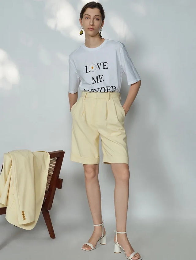 腿粗穿什么短裤，腿粗应该穿什么样的短裤（显瘦竟靠一条“大短裤”）