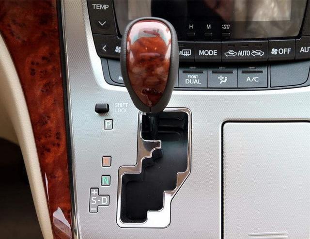 自动挡怎样踩刹车，自动挡怎样踩刹车车不用晃（自动档车型挂P档时为什么要踩刹车）