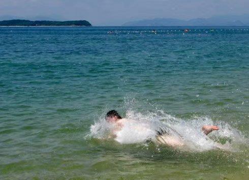 女人梦见自己游泳是什么预兆，女人梦见游泳是什么预兆（老杨做的梦 <游泳>）