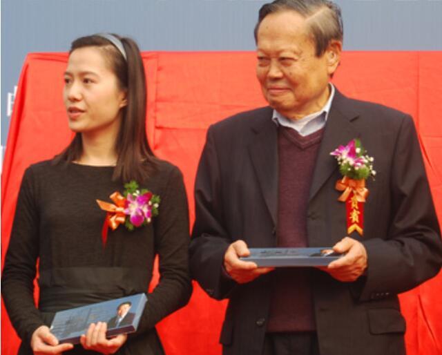 杨振宁96岁喜得贵子图片,杨振宁96岁喜得贵子是真的吗-(科学巨人