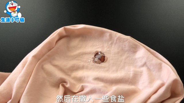 洗血渍的最佳办法，血渍清洗妙招（用它搓几下就彻底干净了）