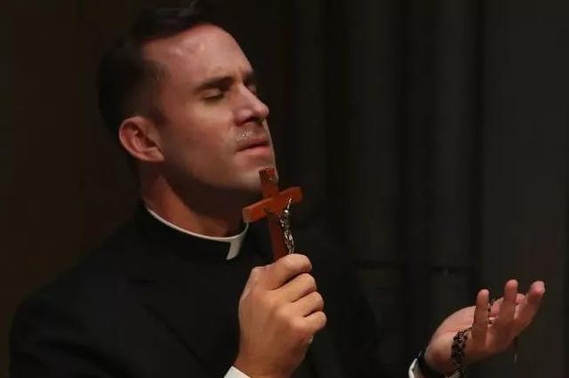 洛克王国拉尔夫，洛克王国给拉尔夫母亲的礼物（在禁忌边缘试探了九年）