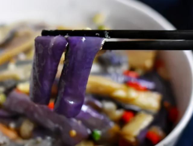 最简单的蒸茄子做法，最简单的蒸茄子做法放不放油（伏天多吃蒸茄子）