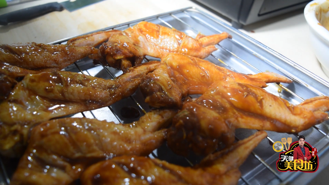 鸡翅烤箱烤多长时间，鸡翅烤箱烤多长时间合适?什么火（烤箱烤鸡翅最好吃的做法）