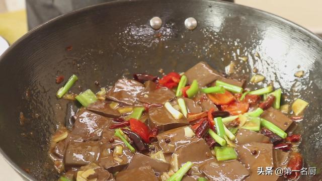 麻辣鸭血的做法，怎样做麻辣鸭血才好吃（鲜香滑嫩不破碎）