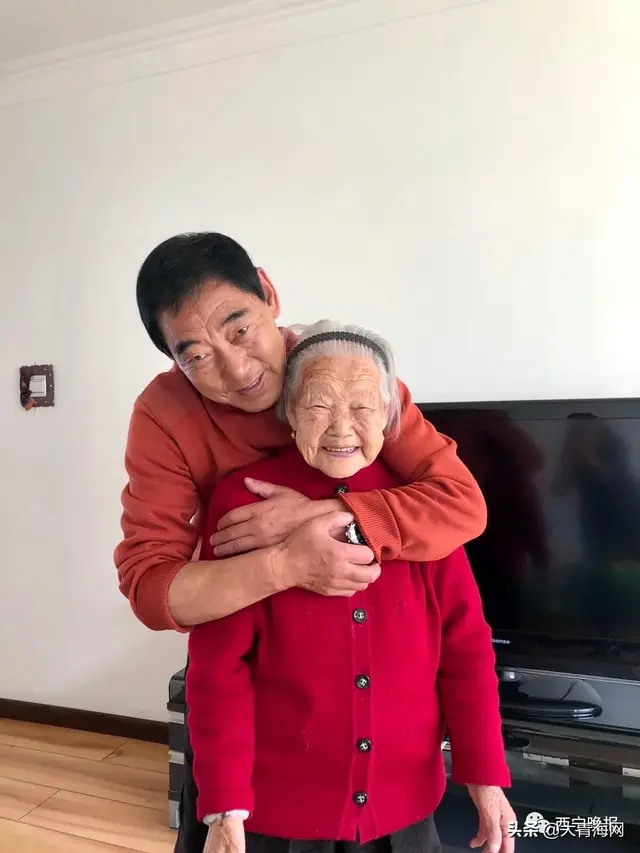 71岁儿子给97岁妈妈包饺子，西宁：98岁的妈和71岁的儿