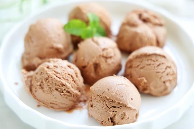 怎样制作好吃又简单的冰淇淋呢，想吃冰淇淋别再出去买