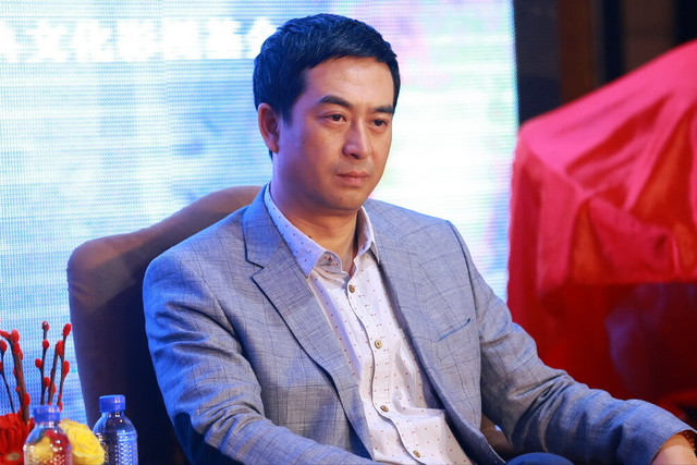 张嘉译50岁后的发型告诉我们，国字脸留小背头，显年轻更有男人味