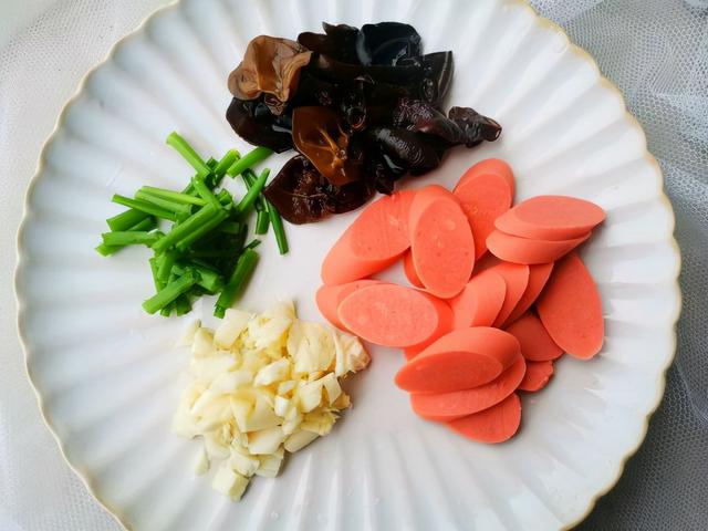 西兰花怎么炒，西兰花怎么炒好吃 家常（切记不要焯水和直接炒）