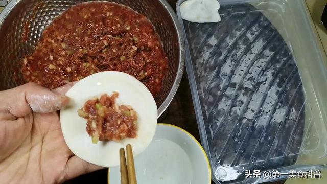 牛肉馅水饺怎么调馅好吃，牛肉饺子的馅怎么调才好吃（这才是牛肉馅饺子最经典做法）