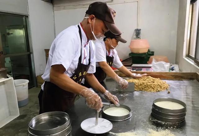 中秋吃月光饼，一块月光饼，承载无限情！