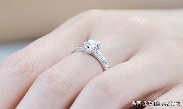 中指带戒指是什么意思，左手中指戴戒指是什么意思（左手中指戴戒指、右手中指戴戒指的含义相同吗）