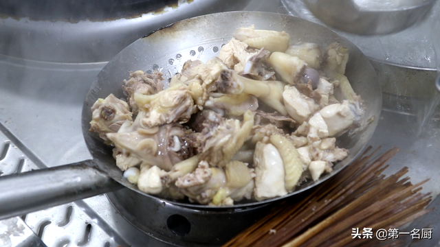 大盘鸡的正宗做法，新疆大盘鸡的正宗做法（厨师长教你大盘鸡正宗做法）