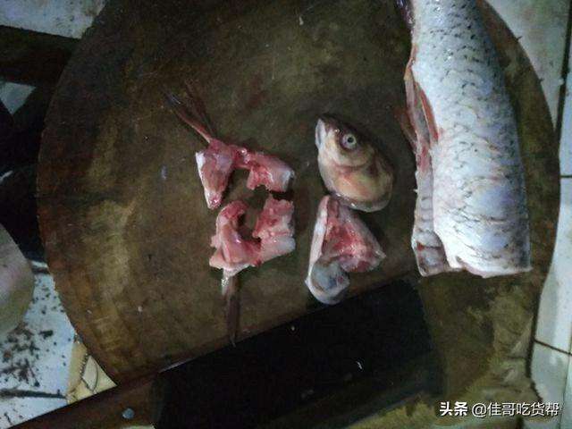 酸菜鱼怎么切鱼片，酸菜鱼的鱼片怎么腌制（教你酸菜鱼如何切鱼片没鱼刺）