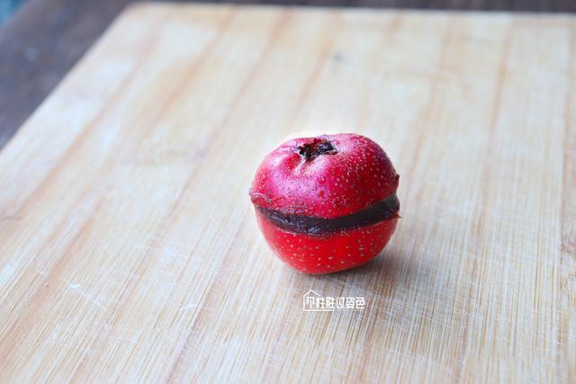 山楂和冰糖熬起来吃有什么作用，冰糖熬山楂有什么功效（裹上糖稀做成冰糖葫芦）