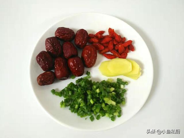 枸杞鸽子汤的功效，枸杞炖鸽子汤的功效（气血双补皮肤水嫩嫩）