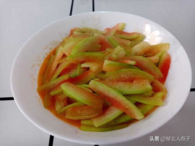 西瓜皮做菜，炒西瓜皮的做法（西瓜皮简单一炒，比肉还好吃）