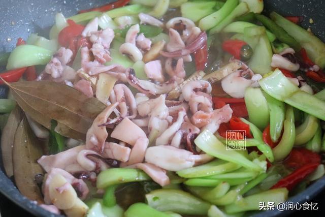 鱿鱼属于鱼类吗，鱿鱼不属于鱼类属于什么类（脆嫩爽口不弹牙）