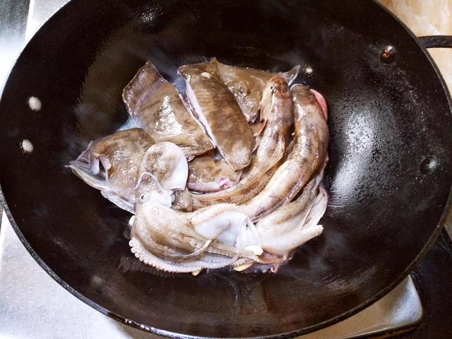 杂拌鱼做法，酱炖杂拌鱼的家常做法（海边这做法最值得一试）