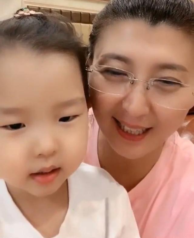 48岁闫学晶生活幸福美满,每天的生活真是痛并快乐着