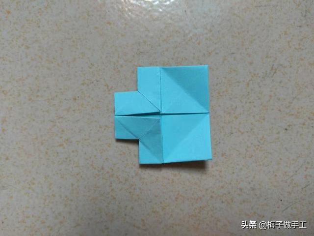 省空间的裤子折法，折裤子最省空间的折法（衣服和裤子怎么折最简单）