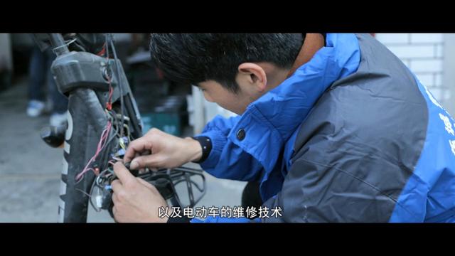 电动车电瓶电瓶水怎么加，电瓶车电池怎么加电瓶水（电瓶修复—蓄电池正确加液修复步骤）
