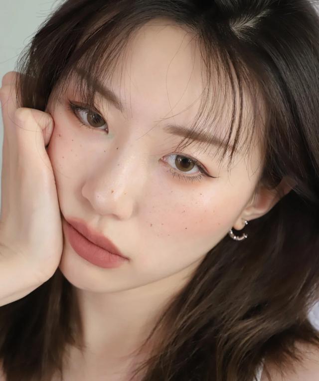 奶茶色是什么颜色,染发什么颜色好看显白(来瞧瞧秋天的第一支奶茶色)