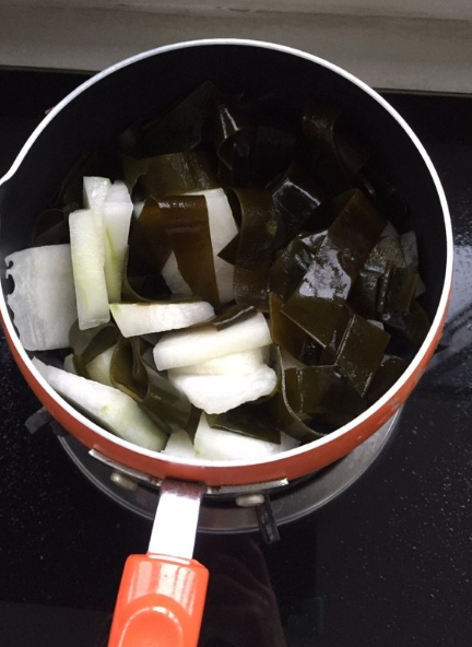 干海带怎么处理，袋装干海带丝怎么处理（两分钟就能去腥泡发）