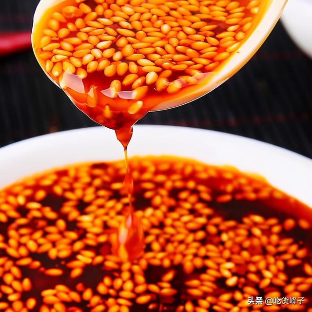 辣椒油怎么洗掉，塑料桌布上的辣椒油怎么洗掉（做出的辣椒油红亮鲜香不发黑）